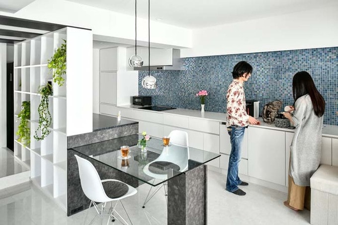 キッチンで作業するNさん夫婦