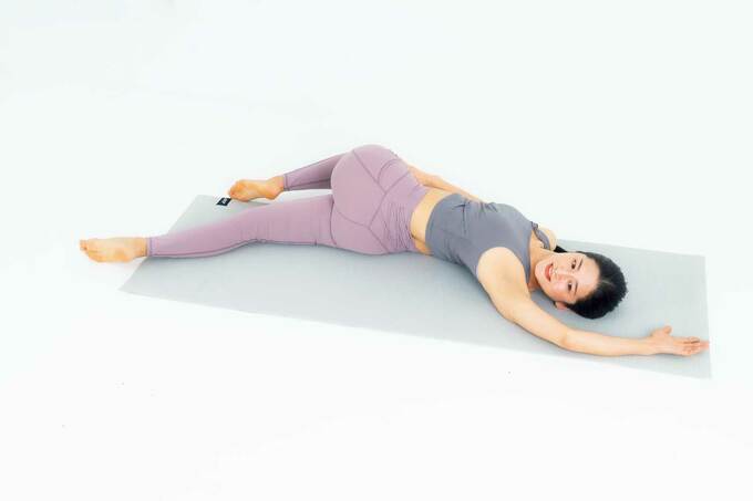 股関節ほぐしをする人