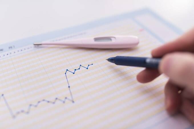 体温を記録する様子