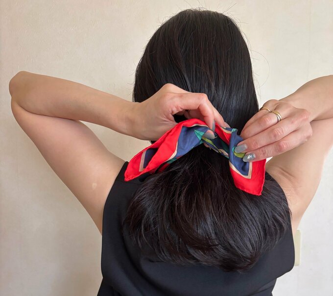 写真：スカーフ首元5