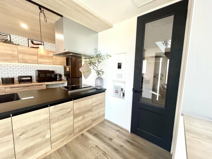 玄関から入ってすぐのリビングドア