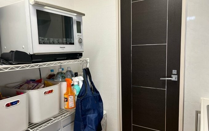わが家のキッチン背面収納。家電は電子レンジのみ