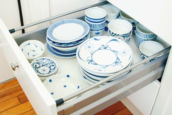 白ベースに染付の青で統一された和食器