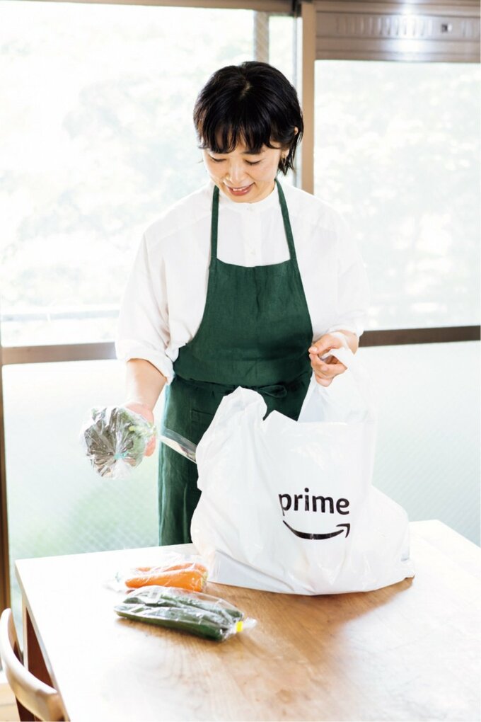 袋から買い物した商品を取り出す女性