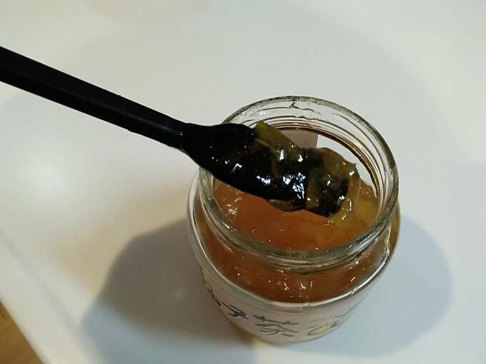 ジャムスプーンでジャムをすくう様子