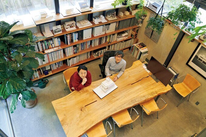 スタッフがいる2階とは吹き抜けでつながるアトリエ