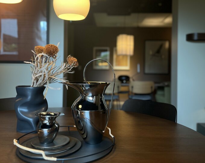 ダイニングテーブルのすぐ近くに収納を