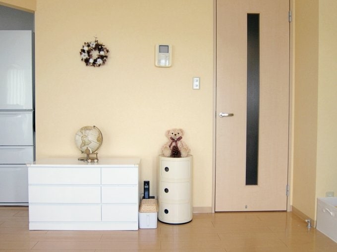 ドア右側の白いボックスに幼稚園バッグが入っています