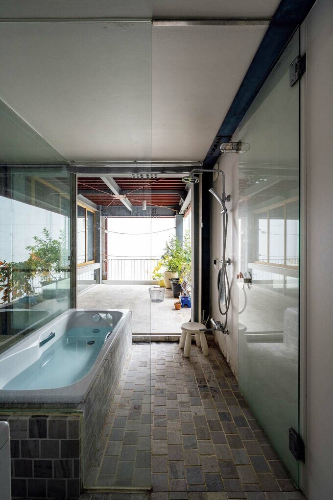 3階の浴室からインナーテラスを眺めたところ