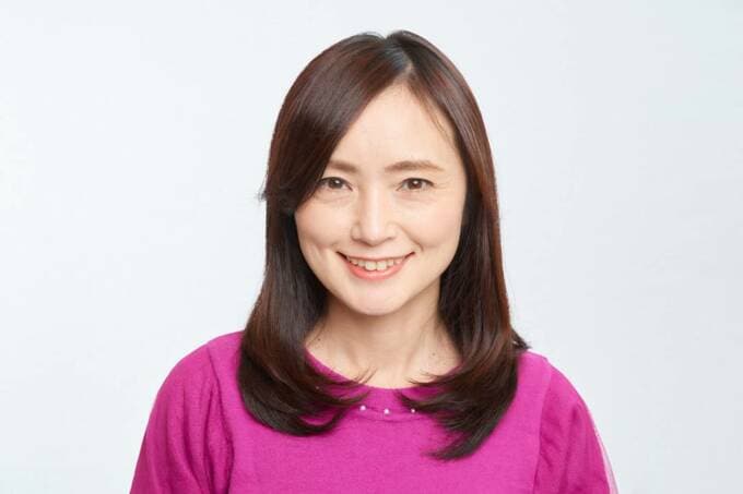 内巻きスタイリング女性
