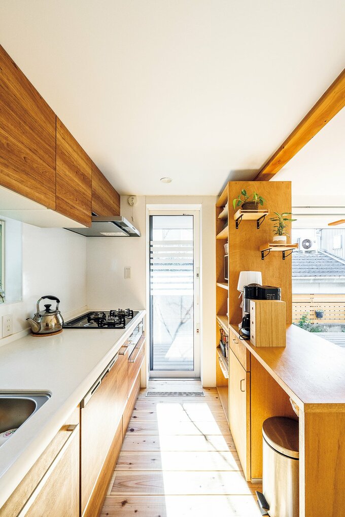 キッチンから直接デッキへ出ることができます