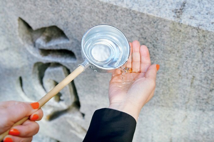 手水舎で右手を洗う