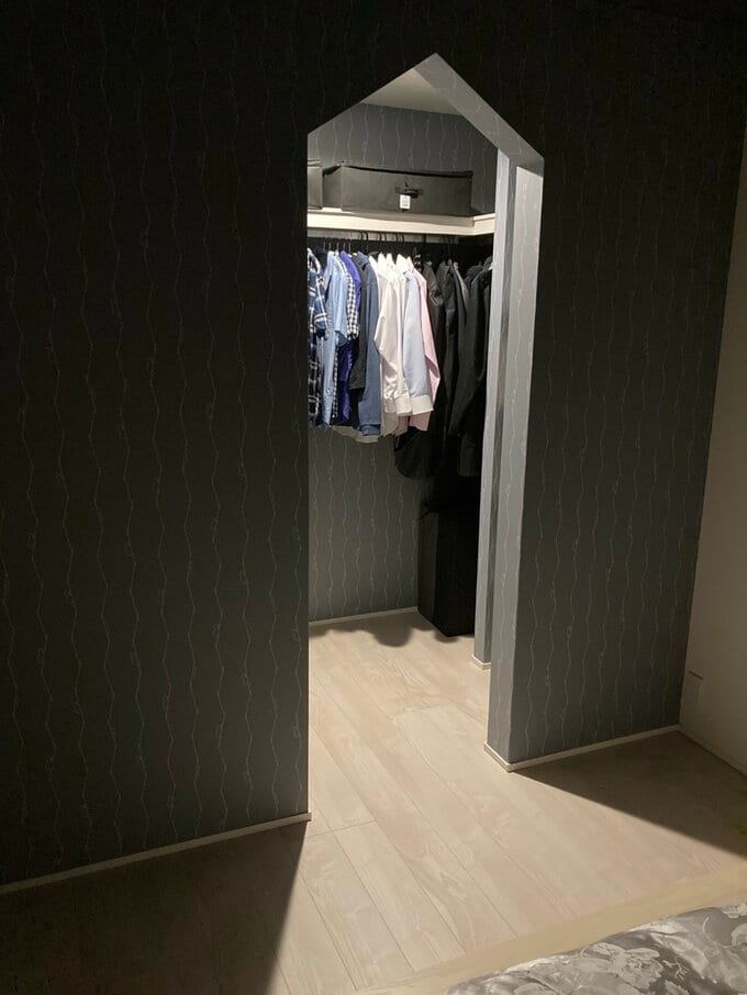 寝室からクローゼットを見たところ