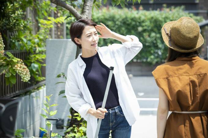 挨拶をする女性