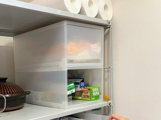 引き出しの枠にラップを収納