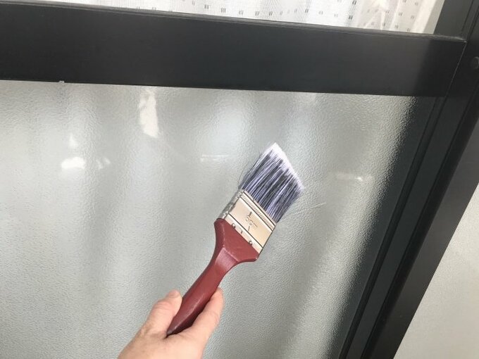 大きめのハケでホコリを払う様子