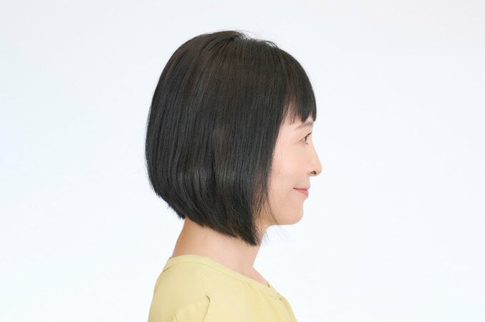 後頭部の髪が持ち上がっている女性の横顔