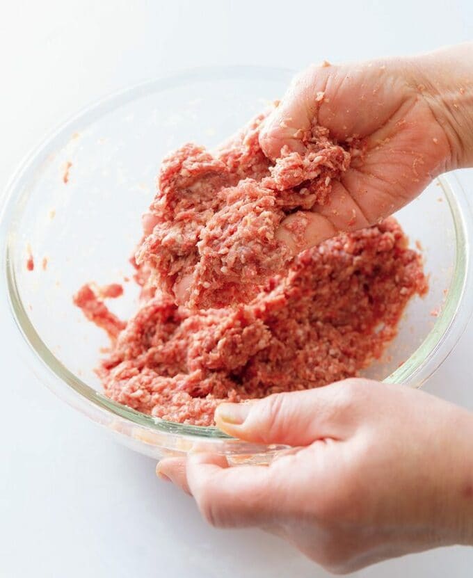 ひき肉を混ぜる