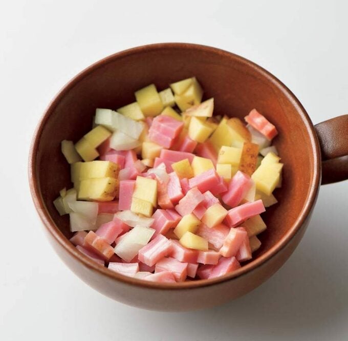 耐熱容器に角切り野菜とベーコン