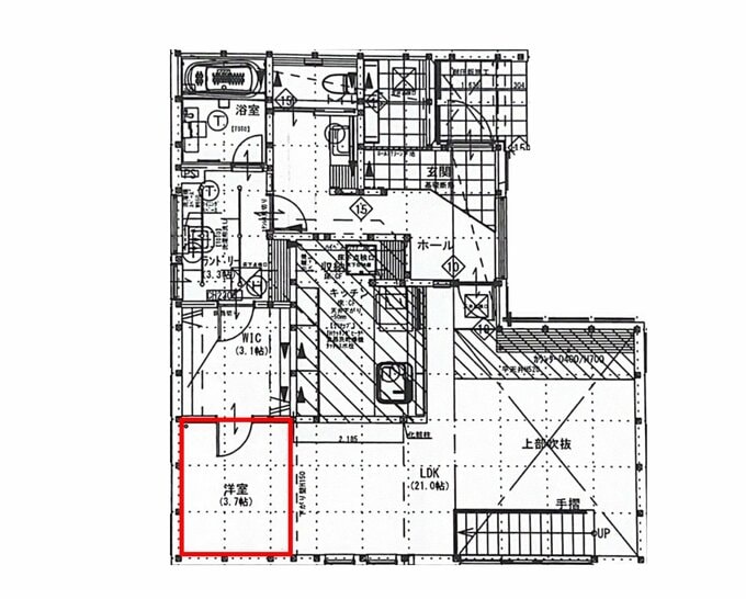 窓のないリビングスペースを示した間取り図