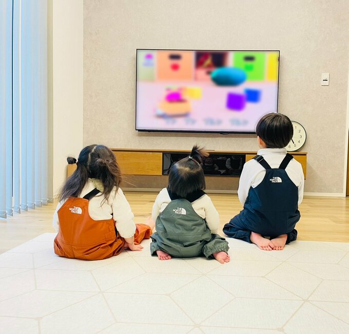 プレイマットに座っている様子