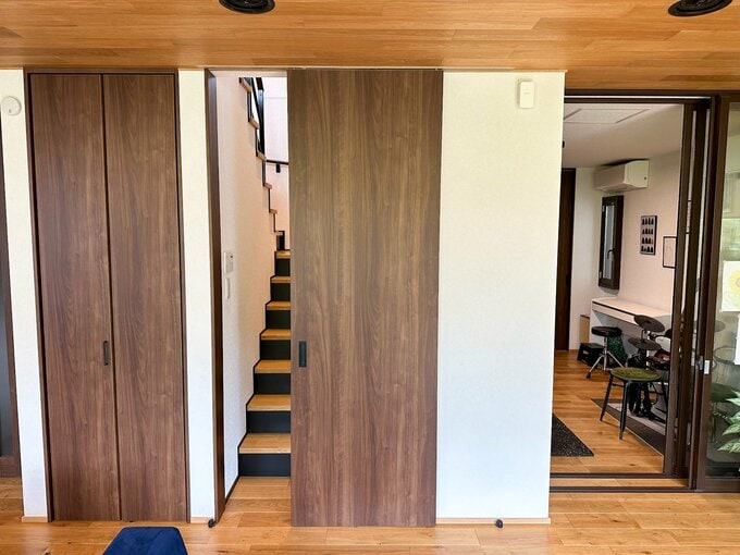 リビング階段のスライドドア