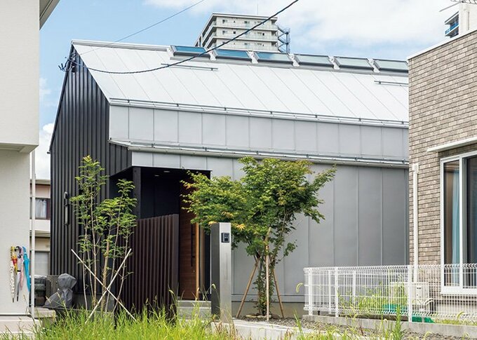 住宅地の旗竿型の敷地に建つSさんの家
