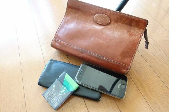 セカンドバッグや財布、タバコなど