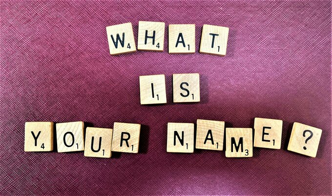 名前は何?と英語で書かれた積み木