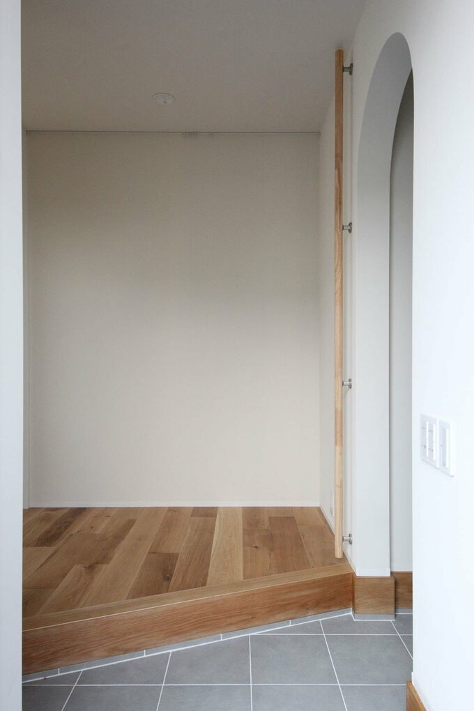 ウォークイン形式のシューズクローゼットのある玄関