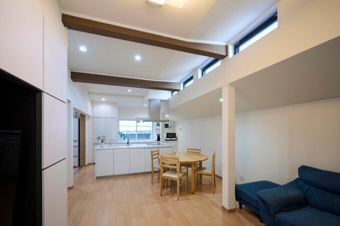 天井を上げて、解放感を高めたLDK