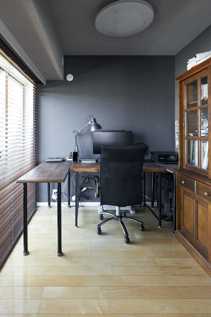 クロスが印象的な書斎