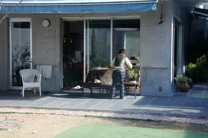 床面をタイルにして、オーニングを設けたアウトドアリビング