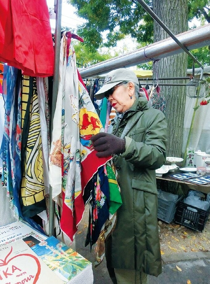 蚤の市でスカーフを買い求める鳥居さん