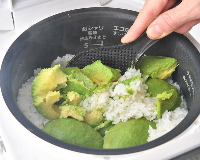 アボカドをくずしながら全体を混ぜる