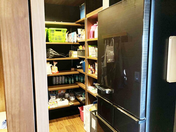 冷蔵庫をキッチン奥とパントリーに2台置き。子育て世帯が安全に調理