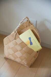 大きめのカゴを家族のものの一時置き兼コンセント隠しに