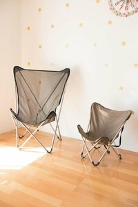 ソファは置かずアウトドア用のチェアでくつろぐ