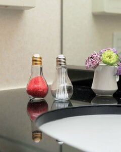 電球型のボトルで洗面所に遊び心を