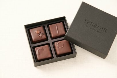 香りのレイヤーにうっとり。実力派ショコラトリーのボンボンショコラを実食：手土産