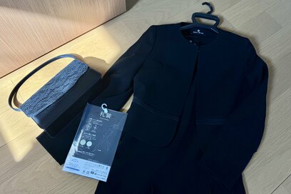「突然の訃報に心が追いつかない」から喪服は手元に。ミニマリストの冠婚葬祭服の持ち方