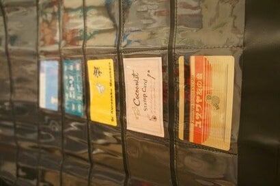 ウォールポケットで整理。増えるショップカードやレシピの「見える化」収納！