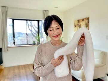 60代、家にあるもので「冬の防寒」を楽しむアイデア5つ。首周りはスカーフで顔色よく