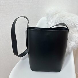 これ、ユニクロ！？3990円「高見えしすぎ」バッグに感動。シックな見た目で大容量