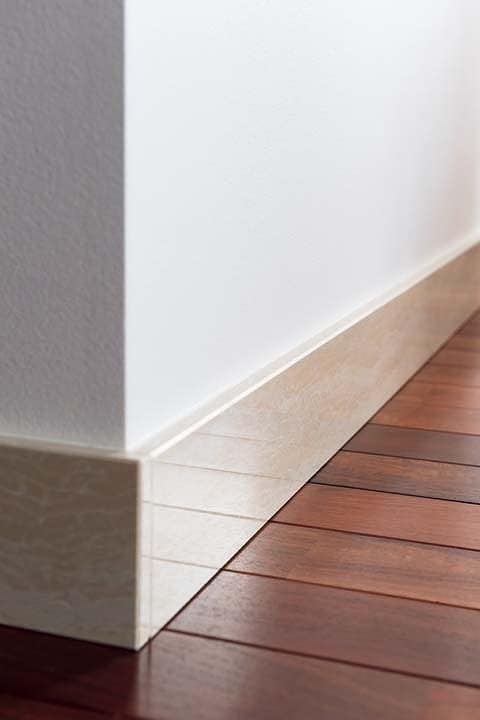 天然石のような質感のタイルを巾木に