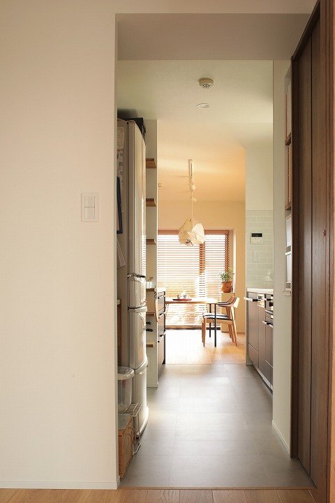 リビングダイニングと寝室をつなぐキッチン