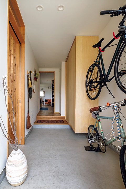 玄関土間に自転車を2台置いても余裕のスペース