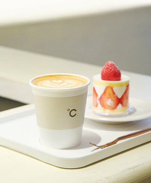 カフェラテといちごのケーキ
