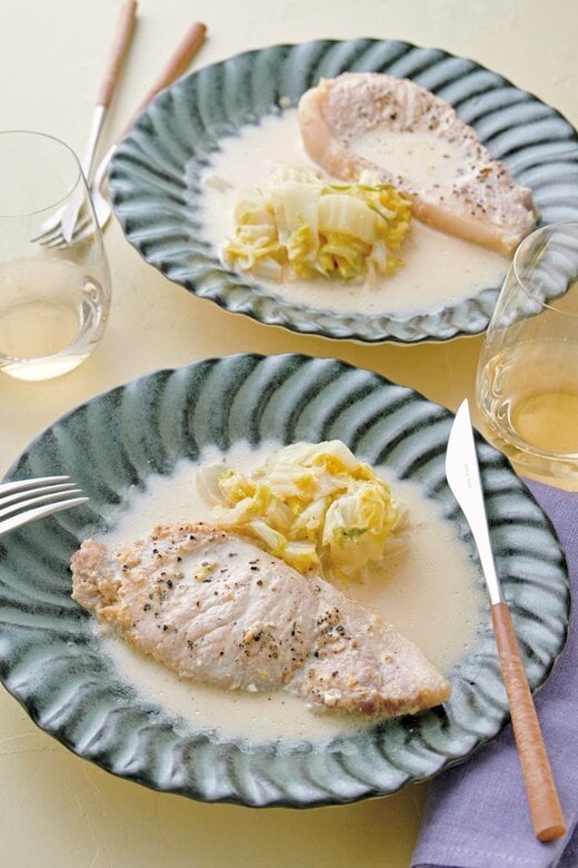 豚肉と白菜とホワイトソースがおしゃれな器に盛られている