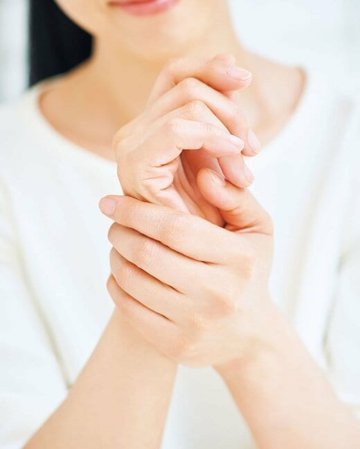 手首をくるくる回しながら、手の甲だけでなく手のひらも触る